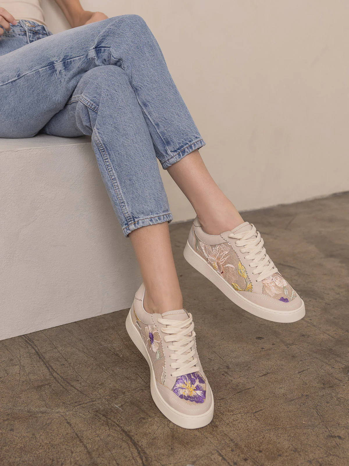 The Tammi | Light Grey Floral Applique Sneaker - Image 3